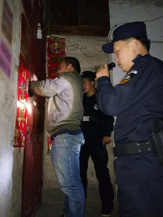 怒江粗心妈妈误将幼女锁家中 